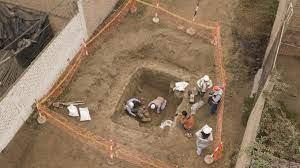 Arqueólogos recuperan restos humanos antiguos y artefactos descubiertos por trabajadores que excavaban una calle