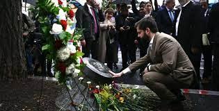 Gabriel Boric toca la placa que recuerda la memoria de Orlando Letelier y Ronni Moffitt.