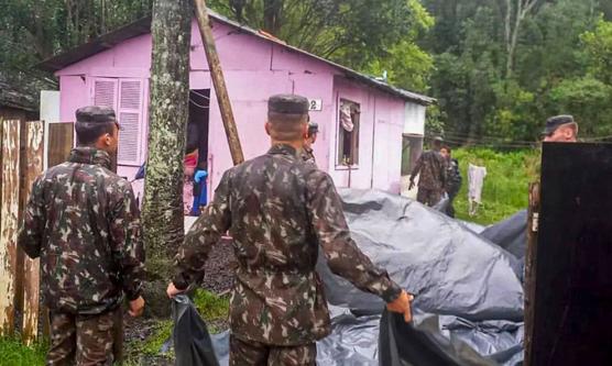 Integrantes del Comando Militar Sur asisten a los pobladores