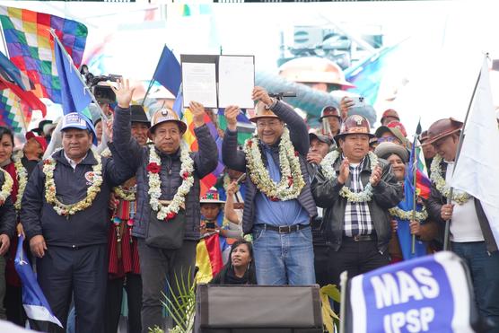 El presidente Luis Arce recibe el manifiesto político del Cabildo en El Alto