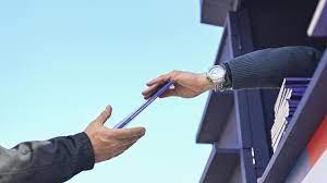 Un hombre recibe una copia de un proyecto de constitución en Santiago-© Martin BERNETTI / AFP