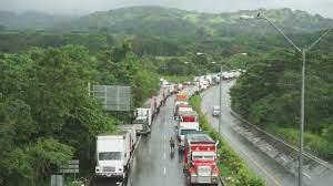 Los transportistas varados por los bloqueos en la ruta Interamericana © Bernat BIDEGAIN - AFP 