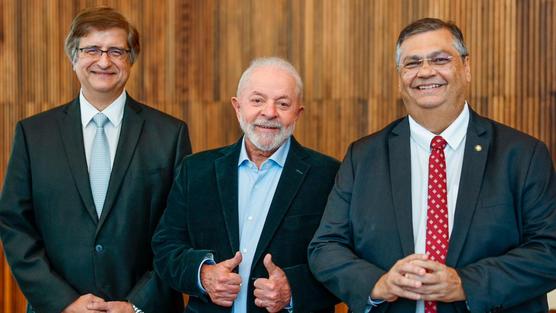 Lula da Silva junto a Flavio Dino (derecha) y Paulo Gonet (izquierda) / Foto: AFP.