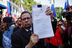 El abogado demandante Juan Ramón Sevillano muestra un documento en la Corte suprema de Justicia de Panamá-EFE/ BienvenidoVelasco