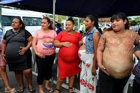 Unas mujeres embarazadas participan en un concurso en Managua - AFP