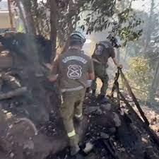 Bomberos intentan apagar el fuego