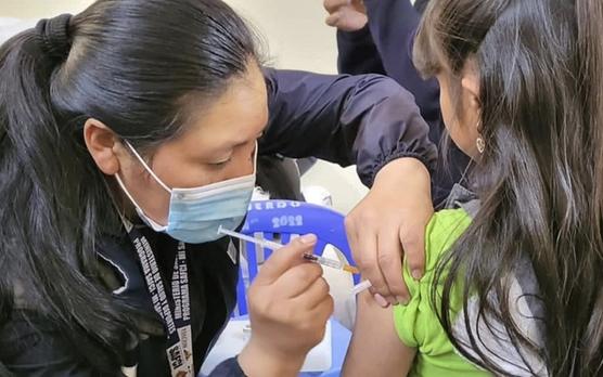 Una enfermera suministra la vacuna anticovid a una niña. Foto: Ministerio de Salud