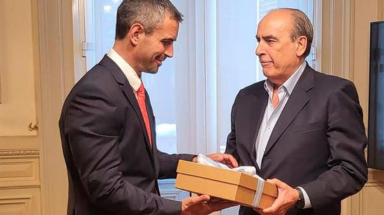 Francos le entrega a Menem la norma a tratarse