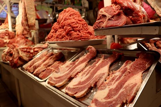 Venta de carne de res en un centro de abasto de la ciudad de La Paz. Foto: MDPyEP.