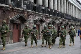 Soldados ecuatorianos patrullan por una calle ayer -  EFE/ José Jácome 