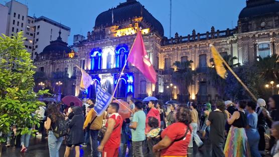 El cacerolazo cultural llegó a plaza Independencia