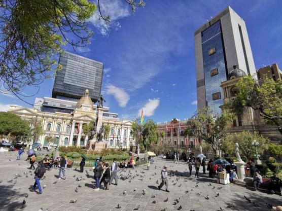 Vista de la plaza Murillo de La Paz, con los edificios del Legislativo y el Ejecutivo de fondo.