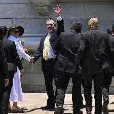 Arévalo saluda junto a su esposa Lucrecia Peinado al llegar al Palacio de la Cultura durante una ceremonia por aniversario