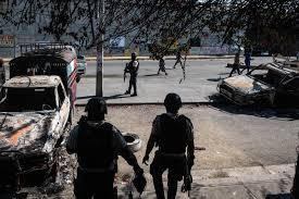 Policías custodian una comisaría incendiada por pandillas de Puerto Príncipe - EFE