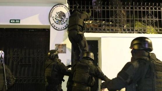 Policía ecuatoriana invadiendo la sede mexicana en Quito