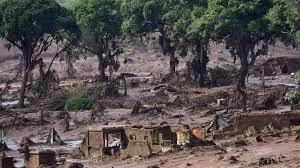 El colapso de una represa que también afectó otros pueblos del municipio brasileño de Mariana, estado de Minas Gerais - AFP