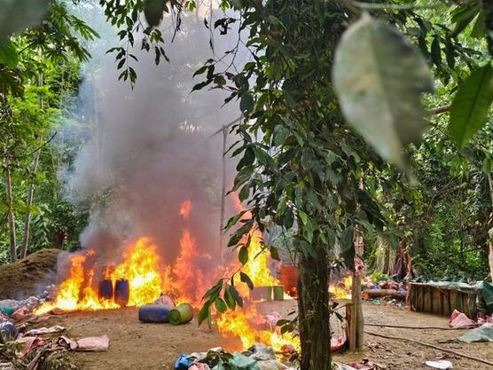 Destruyen fábricas de droga