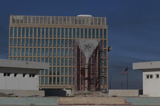 Monumento inspirado en la bandera cubana frente al exterior del edificio de la sede de la embajada de Estados Unidos en La Haban