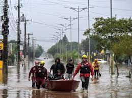 Los bomberos rescatan a los lugareños en un barco, en el barrio de Santos Dumont en Sao Leopoldo, Rio Grande do Sul,