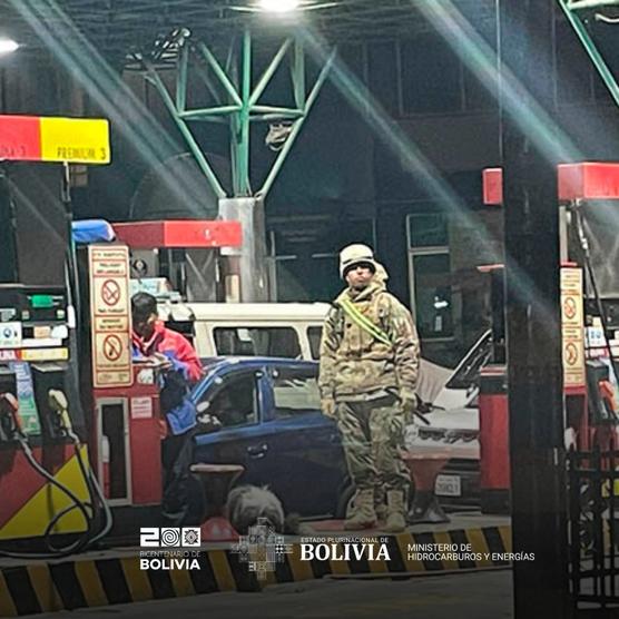 Un militar en un surtidor de combustible.. Captura de imagen de Tv