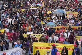 Maestros marchan en contra del proyecto de ley que busca reformar la educación ayer