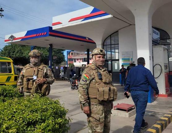 Militares vigilan los surtidores para evitar el contrabando hacia Argentina