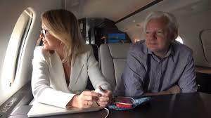 Assange en el avión rumbo a casa