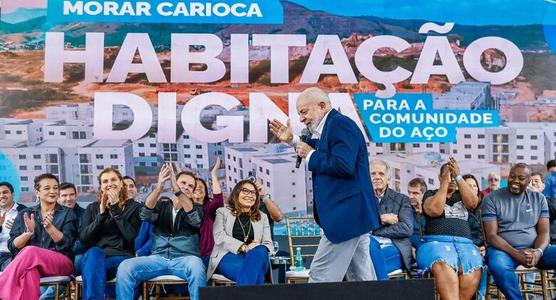 Lula participó en entrega de vivienda popular en Río