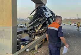 autobús turístico que chocó contra un viaducto, dejando al menos 10 muertos, en Itapetininga, estado de Sao Paulo 