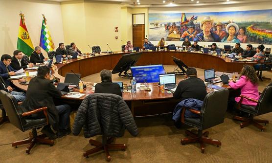 El presidente Luis Arce y su gabinete ministerial durante una reunión, ayer miércoles. Foto ABI