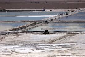 Las piscinas de salmuera de la planta de litio Albemarle Chile ubicada en el salar de Atacama - Reuters