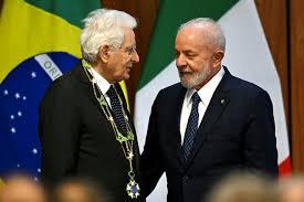 Mattarella y Lula  Lula da Silva, conversan durante una reunión en el Palacio de Planalto, en Brasilia - © EVARISTO SA / AFP