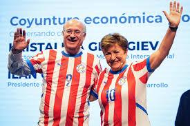 Georgieva y del presidente del Banco Interamericano de Desarrollo (BID) Ilan Goldfajn, saludan con camisetas de Paraguay