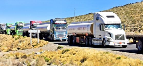 Cisternas con combustible para Bolivia, en la frontera con Chile. Foto: YPFB.