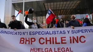 Trabajadores de la mina de cobre Escondida protestan durante una huelga fuera de las oficinas de la empresa BHP Billiton - AFP