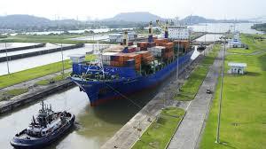 Un buque pasa por la esclusa de Cocolí, en el Canal de Panamá, Arraiján - © ARNULFO FRANCO / AFP 