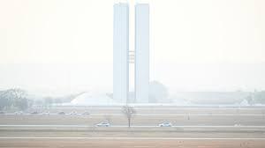 El Congreso Nacional en Brasilia se ve envuelto en una nube de humo - © EVARISTO SA / AFP