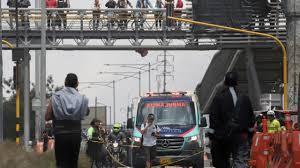 Una ambulancia se abre paso entre los bloqueos de vías que transportistas realizan como protesta al aumento del diésel