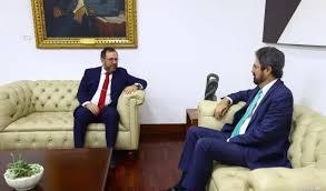 El canciller venezolano Iván Gil y el embajador español Ramón Santos ayer en Caracas