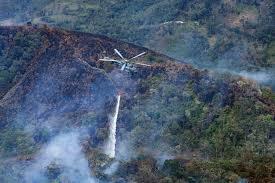 Un helicóptero con sistema Bambi bucket en la zona de la Florida en Amazonas. EFE/ Presidencia de Perú