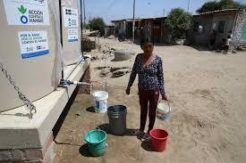 Una mujer carga agua en Mocará, departamento de Piura (Perú). EFE/Paolo Aguilar