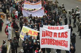 Transportistas se manifiestan durante una protesta ayer jueves en Lima (Perú). EFE/Paolo Aguilar