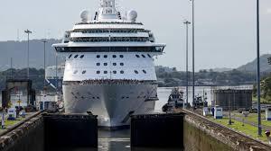 Turistas en la cubierta del crucero Brilliance of the Seas mientras ingesa a las esclusas de Miraflores del Canal de Panamá -AFP