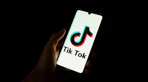 El logo de TikTok en un celular © Antonin UTZ / AFP