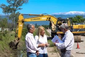 Chahla con los funcionarios recorrió el costado de las obras