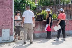 Visita a los vecinos para crear conciencia sobre los riesgos de contraer dengue