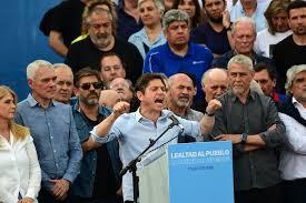 Axel Kicillof en el inicio del acto por el Día de la Lealtad en Berisso.