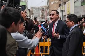 Martín Vizcarra habla con periodistas a su llegada a un juzgado este lunes, en Lima . EFE/ Paolo Aguilar