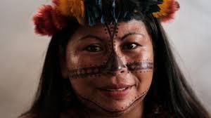 Alessandra Korap Munduruku, representante del pueblo indígena Munduruku, durante una rueda de prensa - AFP