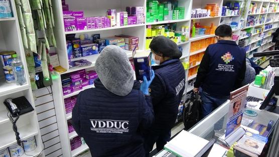 Personal del Viceministerio de Defensa de los Derechos del Usuario y del Consumidor realizan controles en farmacias. ABI